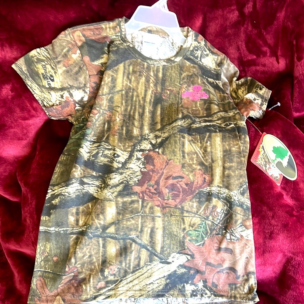 Womens camo mossy oak shirt size medium and 2 xl